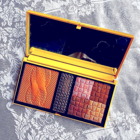 Ready to Wear makeup palette. - Picture 1 of 3